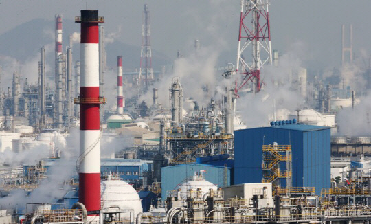 여수 국가산업단지 내 정유·화학 공장 전경. 연합뉴스.